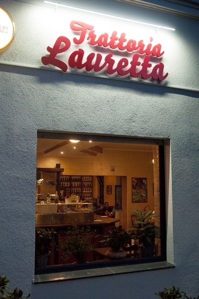 Italienisches Restaurant Lauretta Berlin — Terrasse am Abend, Essen unter freiem Himmel