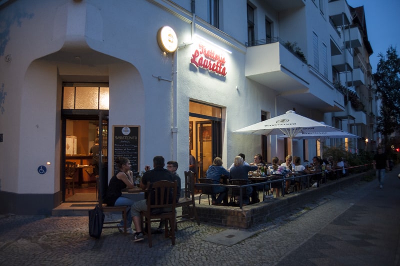 Trattoria Lauretta Tempelhof — Eingangsbereich mit Restaurant-Schild