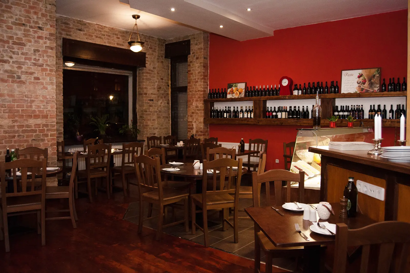 Trattoria Lauretta Berlin-Tempelhof — Gastraum mit gedeckten Tischen, italienisches Restaurant