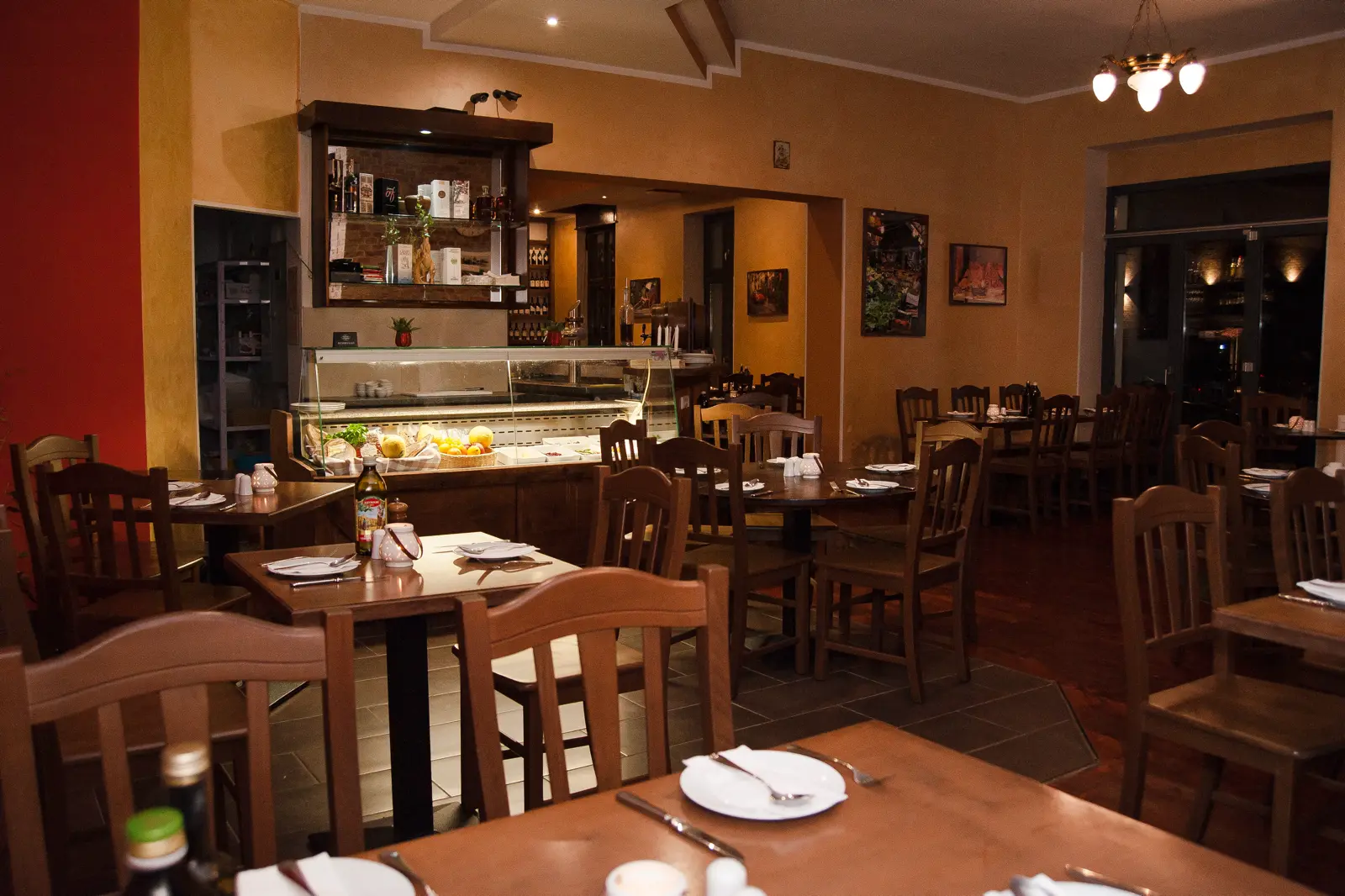 Trattoria Lauretta Berlin — Gastraum mit klassischer italienischer Einrichtung