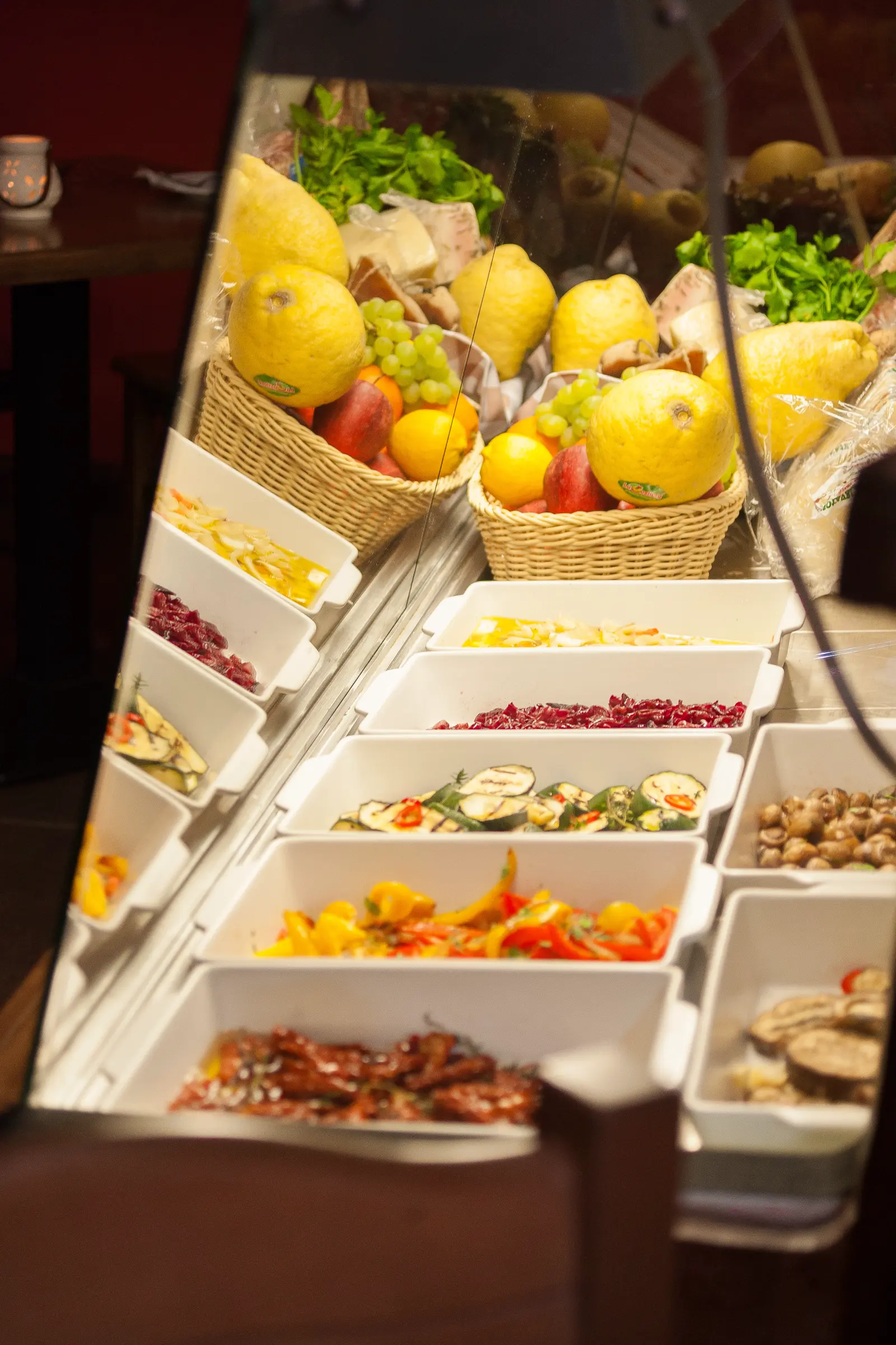 Italienisches Restaurant Trattoria Lauretta — Tisch-Detail mit Weinglas und Serviette