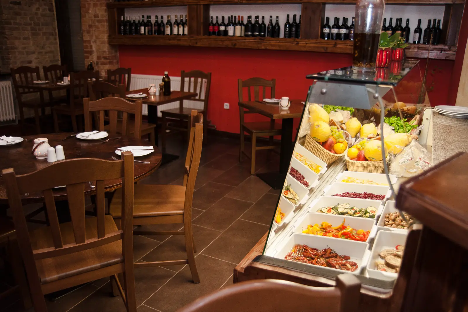 Trattoria Lauretta Berlin-Tempelhof — Blick zur Bar mit italienischer Weinauswahl