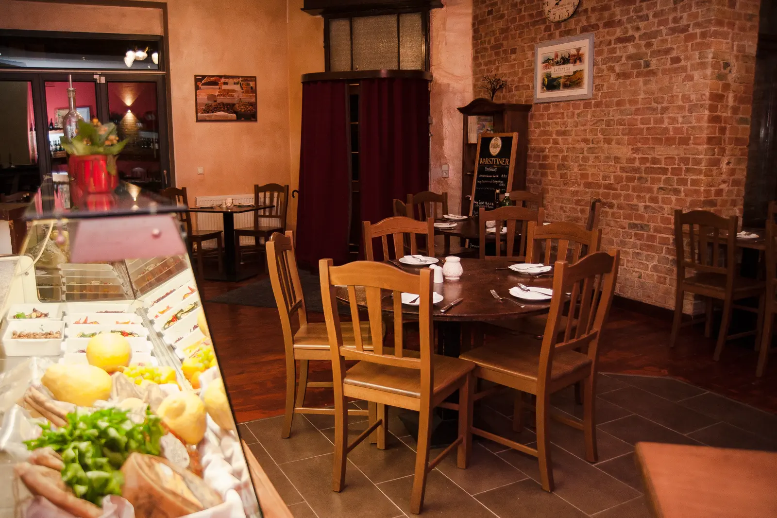 Trattoria Lauretta Berlin-Tempelhof — Gastraum mit gedeckten Tischen, italienisches Restaurant