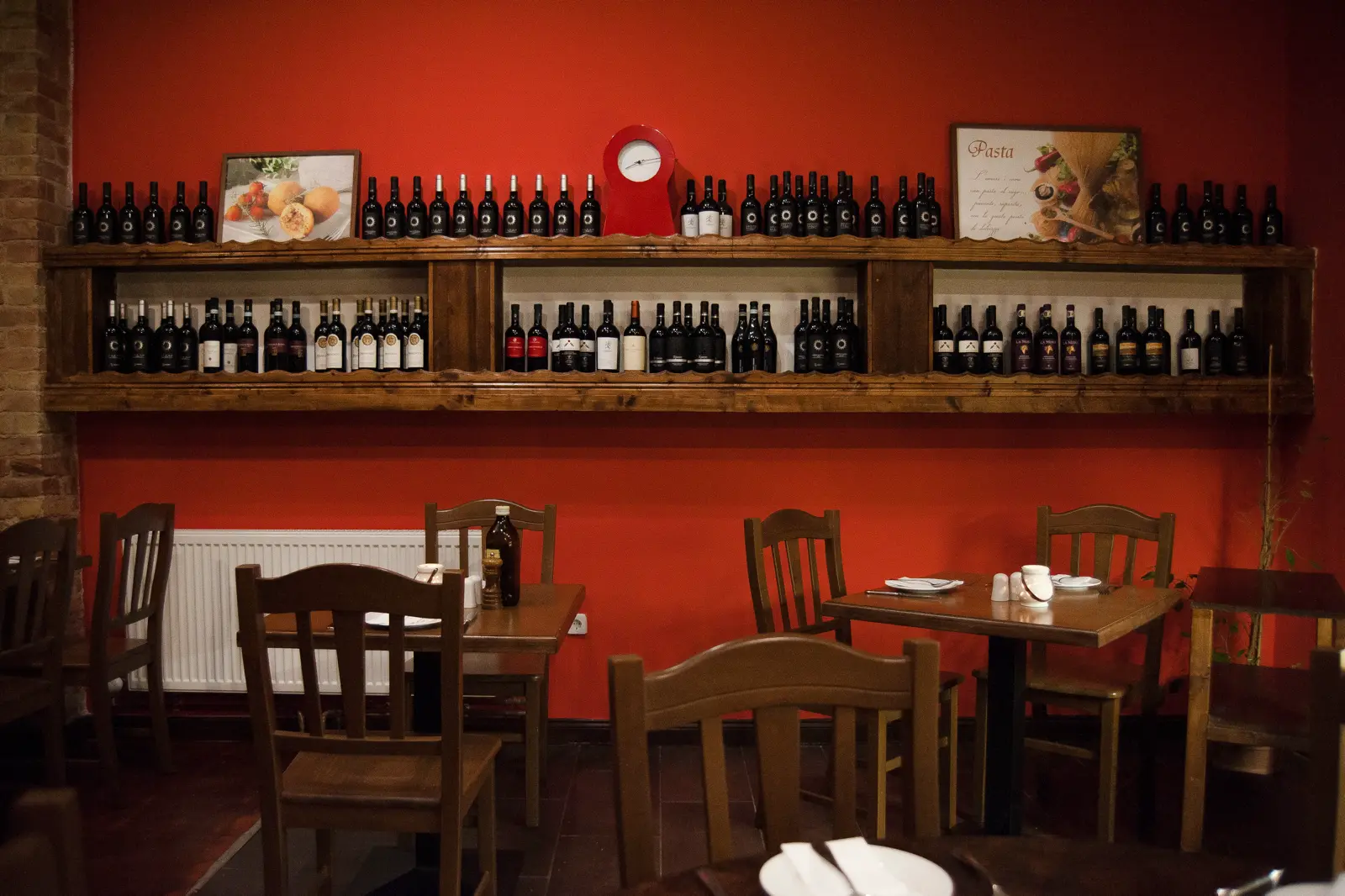 Trattoria Lauretta Tempelhof — Wand-Details mit Bildern und klassischer Einrichtung