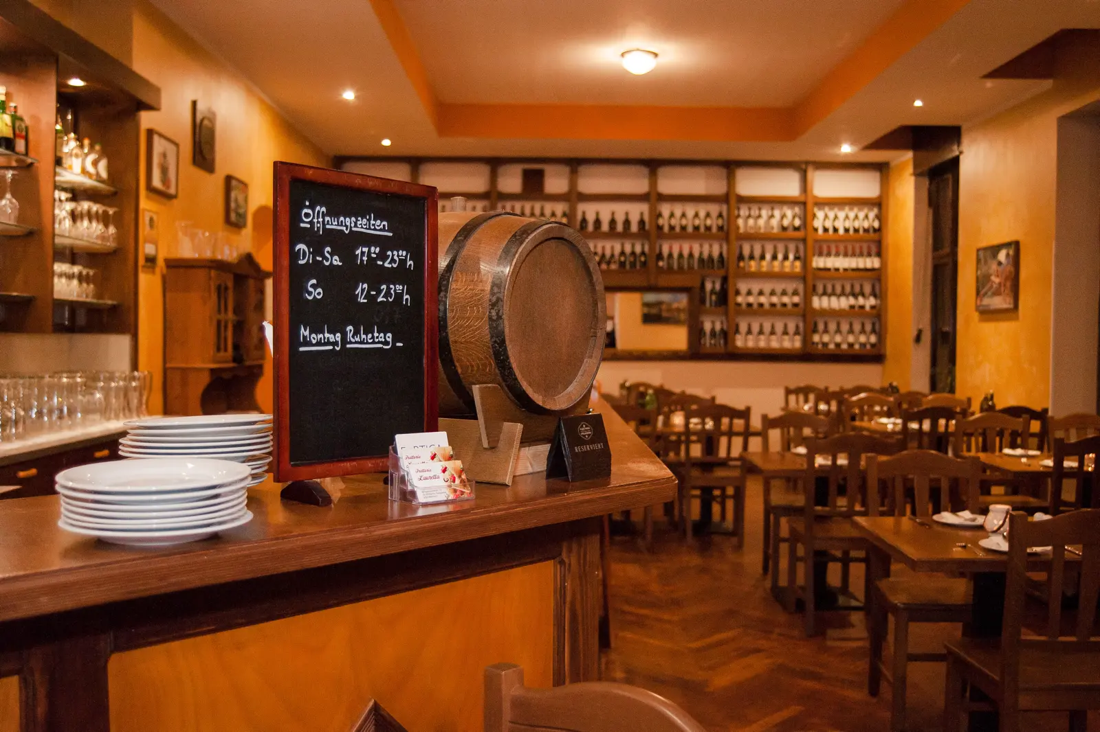 Italienisches Restaurant Trattoria Lauretta — Bar-Bereich mit italienischen Weinen