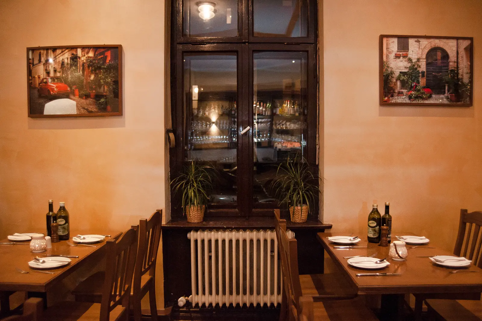 Trattoria Lauretta Berlin-Tempelhof — Gastraum-Perspektive mit gedeckten Tischen