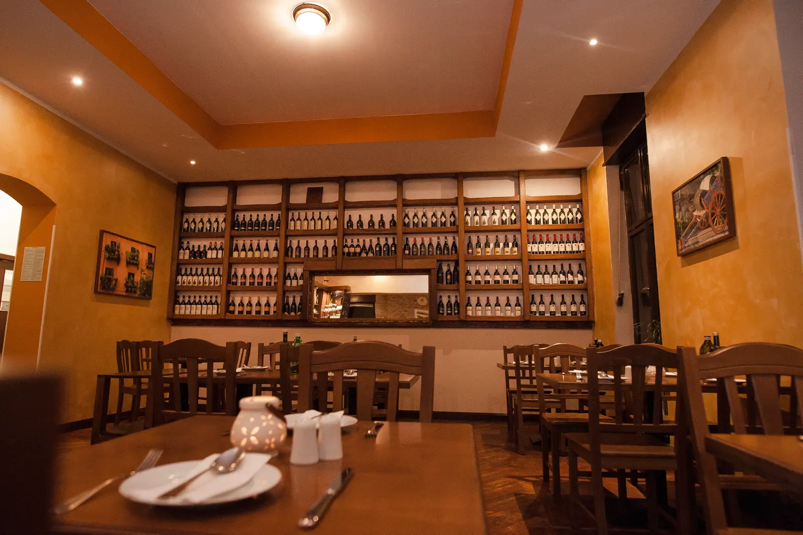 Trattoria Lauretta — Wein-Regal mit italienischen Rotweinen