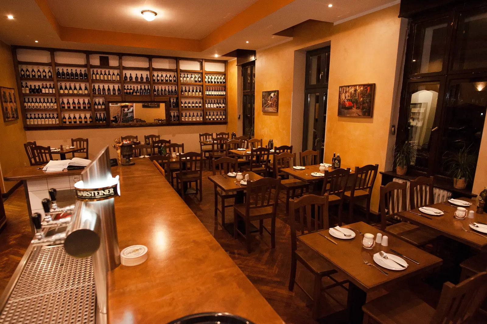 Italienisches Restaurant Lauretta Berlin-Tempelhof — Gastraum-Überblick im Abendlicht